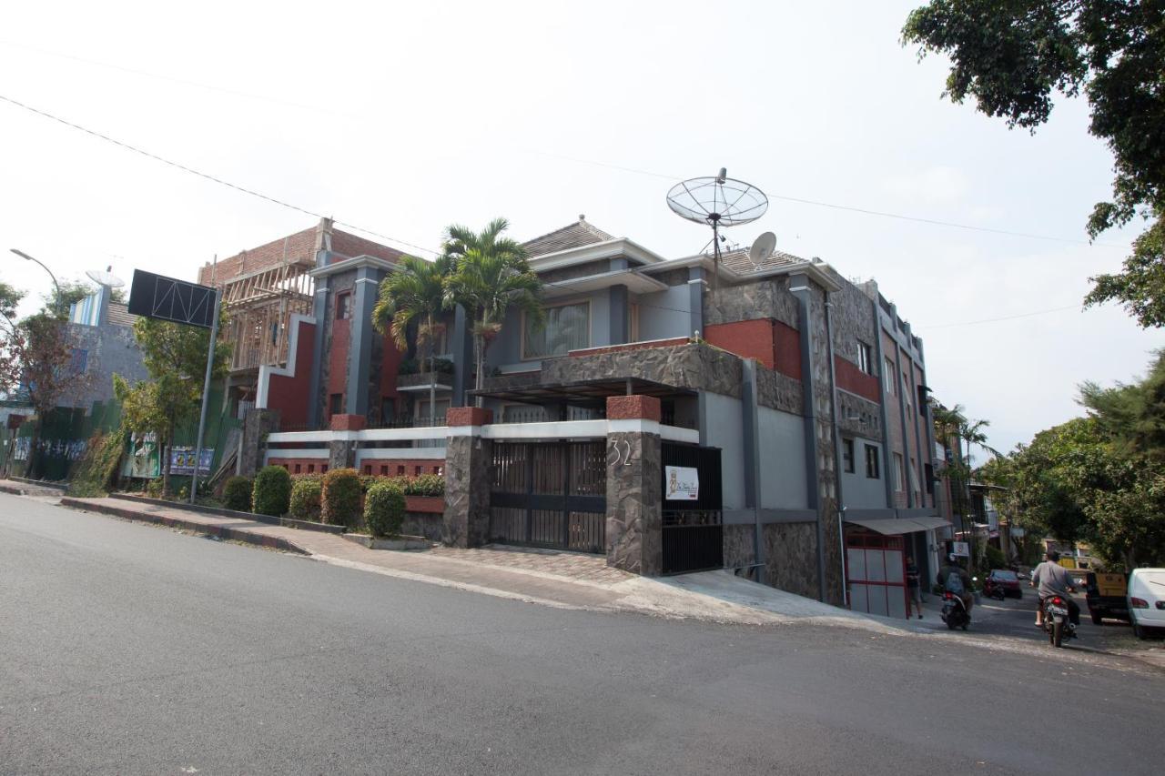 Reddoorz Near Museum Angkut Batu Hotel Batu  Ngoại thất bức ảnh